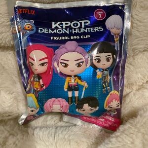 Netflix k-pop demon hunters bag clip blind bag